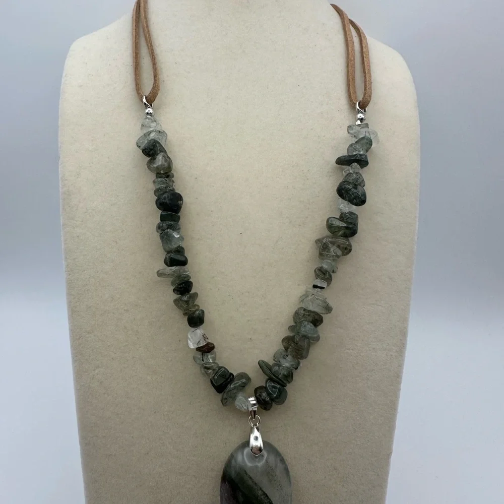 Garden Quartz Oval Pendant with Garden Quartz Chips Beads Faux Leather Necklace - Picture 3 of 16